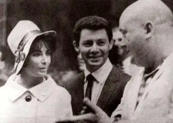 С Элизабет Тейлор и ее очередным мужем на Московском кинофестивале 1965 г - фото 63