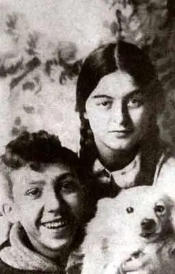 Юра с тетей Таней 30е годы Юра со шваброй Школьная самодеятельность - фото 79