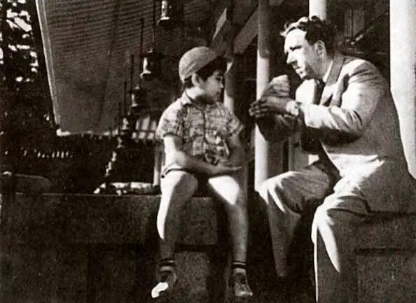 С японским мальчиком Юрий Никулин в роли Юрия Никулина Маленький беглец - фото 95