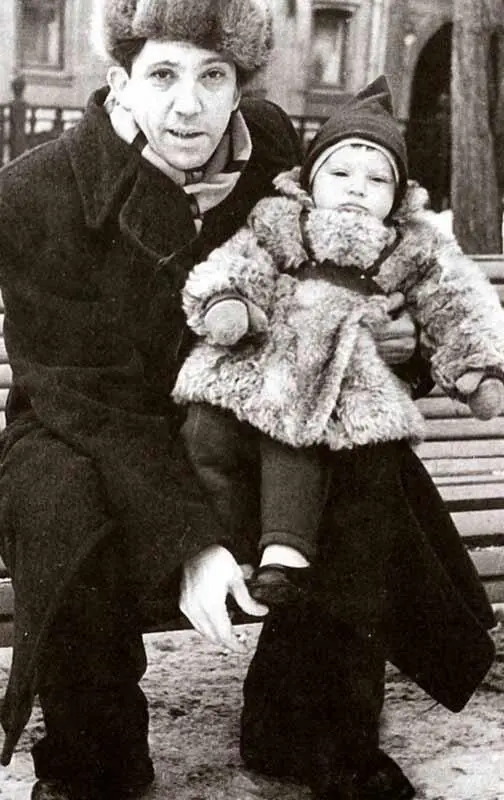 С сыном Максимкой 1958 г Никулину вообще везло на двойников Позднее на - фото 100
