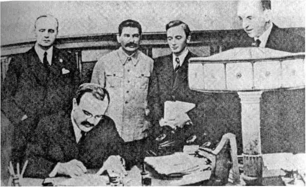Подписание в Кремле германосоветского договора о дружбе и границе На - фото 112
