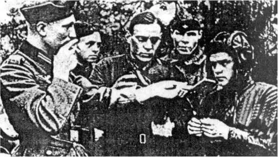 Посещение немецкими военными одной из передовых танковых частей Красной Армии - фото 120