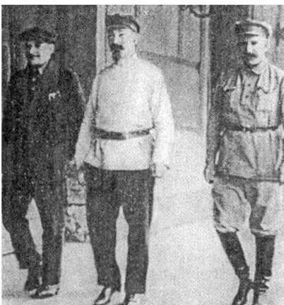 Ф Э Дзержинский В И Межлаук и А Я Беленький направляются в Большой театр - фото 16