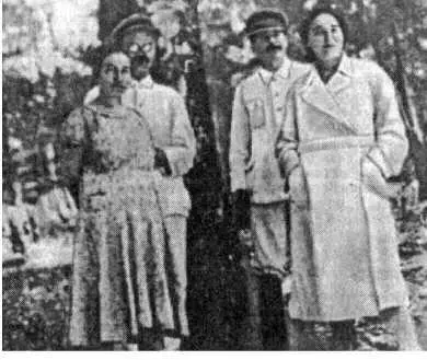 Вожди на отдыхе В М Молотов и И В Сталин с супругами 1931 г - фото 68