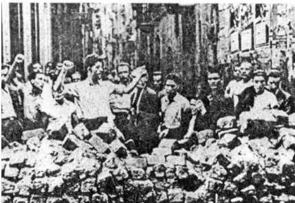Рабочие на баррикадах Барселоны май 1937 г Не имея стойкой революционной - фото 97