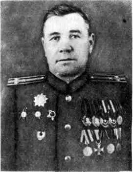 Комиссар 15й стрелковой дивизии полковник Н Г Ковалев В оборонительных - фото 13