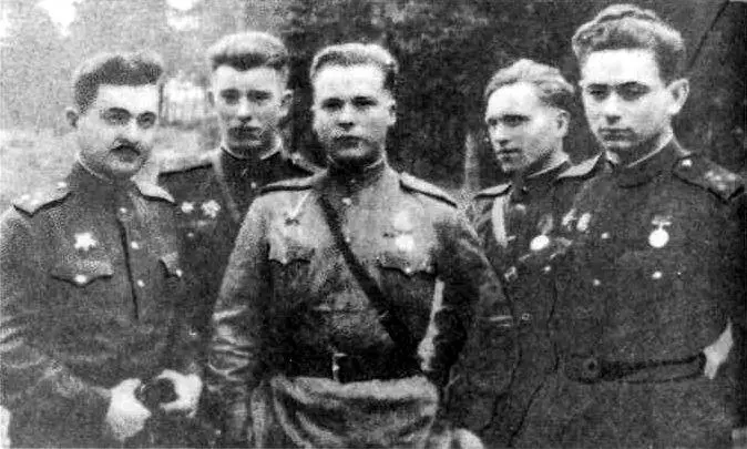 Еще один снимок работников дивизионки Дивизионная газета Советский патриот - фото 44