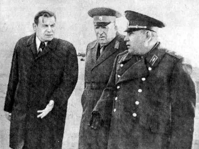 Послевоенная встреча справа налево Председатель ЦК ДОСААФ СССР трижды Герой - фото 52