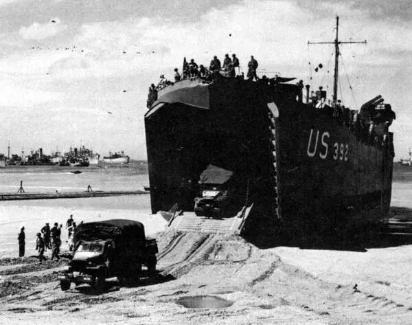 Большой танкодесантный корабль LST в действии Авианосец типа Лексингтон - фото 200