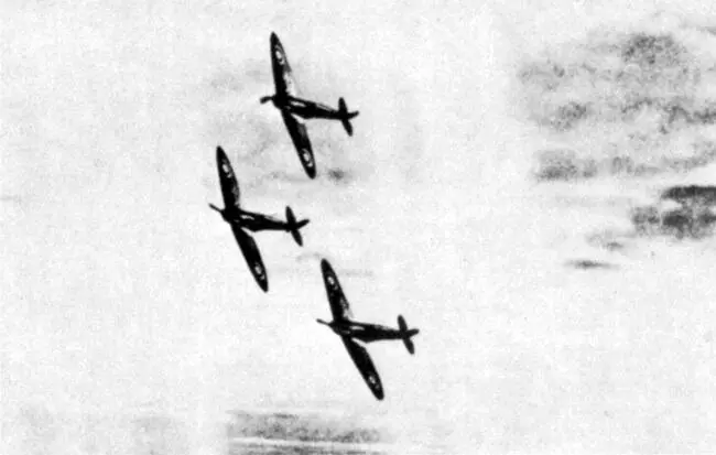 Английские истребители Супермарин Спитфайр в действии Боинг B17F Летающая - фото 205