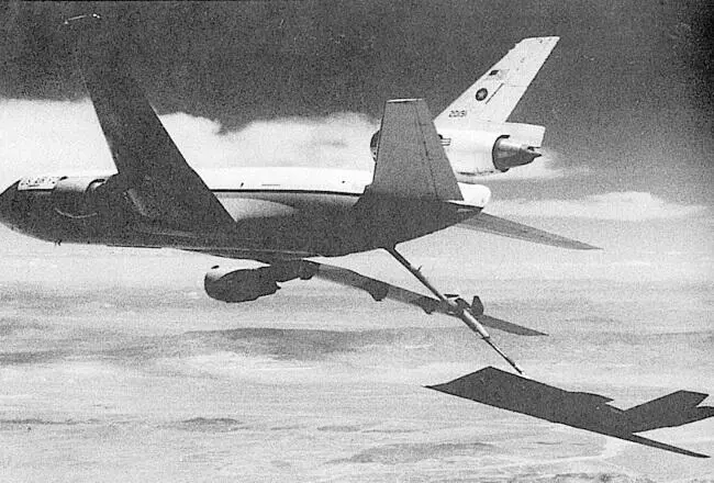 Дозаправка истребителя Ф114 Стелс в воздухе фото ВВС США 1986 октябрь - фото 274
