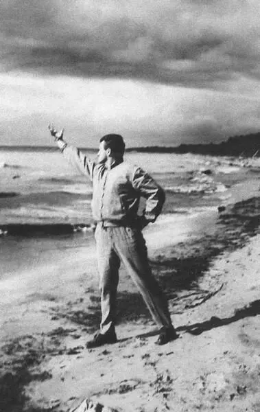 Василий Аксенов 60е годы Аксенов с Владимиром Высоцким Андрей Вознес - фото 22
