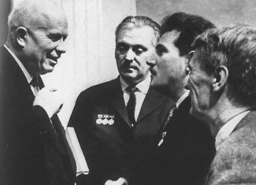 Никита Хрущев с деятелями культуры писателем Сергеем Михалковым Хохолков и - фото 36