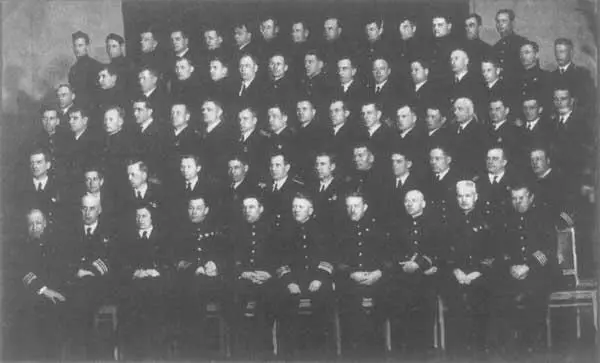 Наркомат ВМФ СССР Нарком ВМФ НГ Кузнецов в первом ряду четвертый слева - фото 10