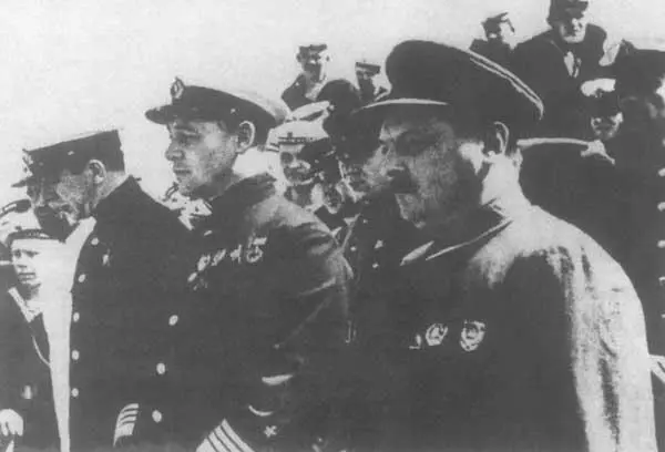 Нарком ВМФ НГ Кузнецов на учениях КБФ 1940 г Командующий КБФ ВФ Трибуц - фото 11