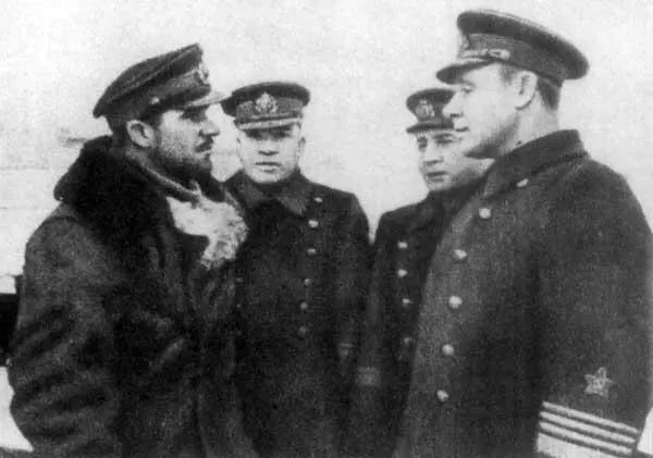 Командир подводной лодки Щ403 СФ КМ Шуйский докладывает Наркому ВМФ - фото 27