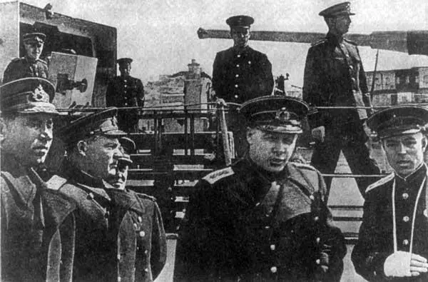 Нарком ВМФ адмирал НГ Кузнецов на борту канонерской лодки Ленин Каспийской - фото 29