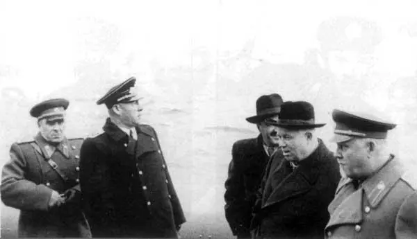 Главком ВМС Адмирал Флота Советского Союза НГ Кузнецов с членами Президиума - фото 41