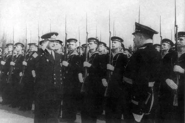 Военноморской парад во Владивостоке 1954 г Николай Герасимович с женой - фото 42
