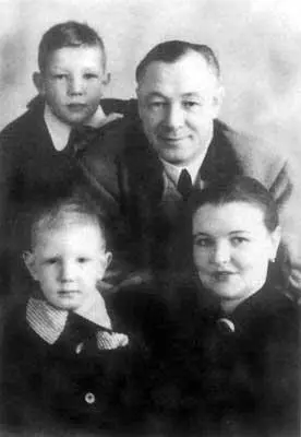 Николай Герасимович с женой Верой Николаевной и сыновьями Николаем и - фото 43