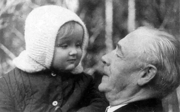С внучкой Олей Барвиха 1972 Выступление НГ Кузнецова в МГУ Москва 5 - фото 50