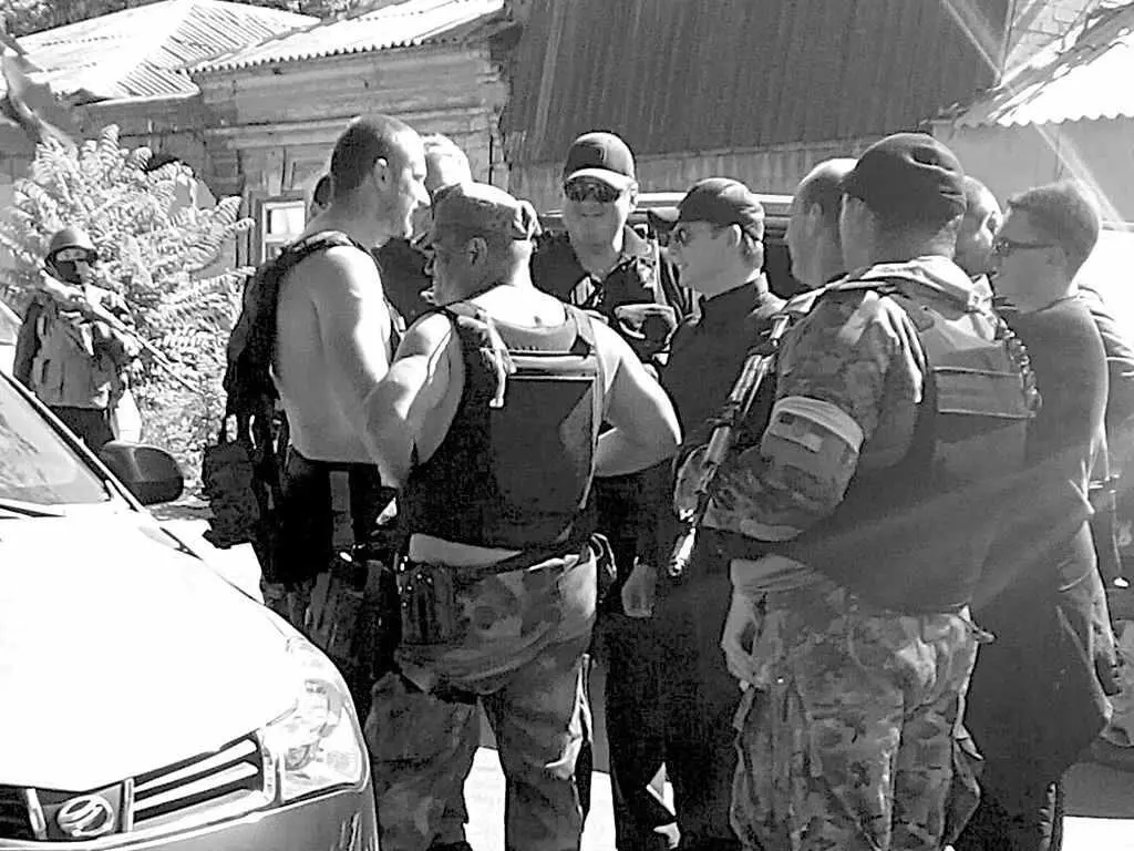 Андрей Белецкий и Олег Ляшко с группой бойцов во время зачистки штаба ДНР в - фото 3