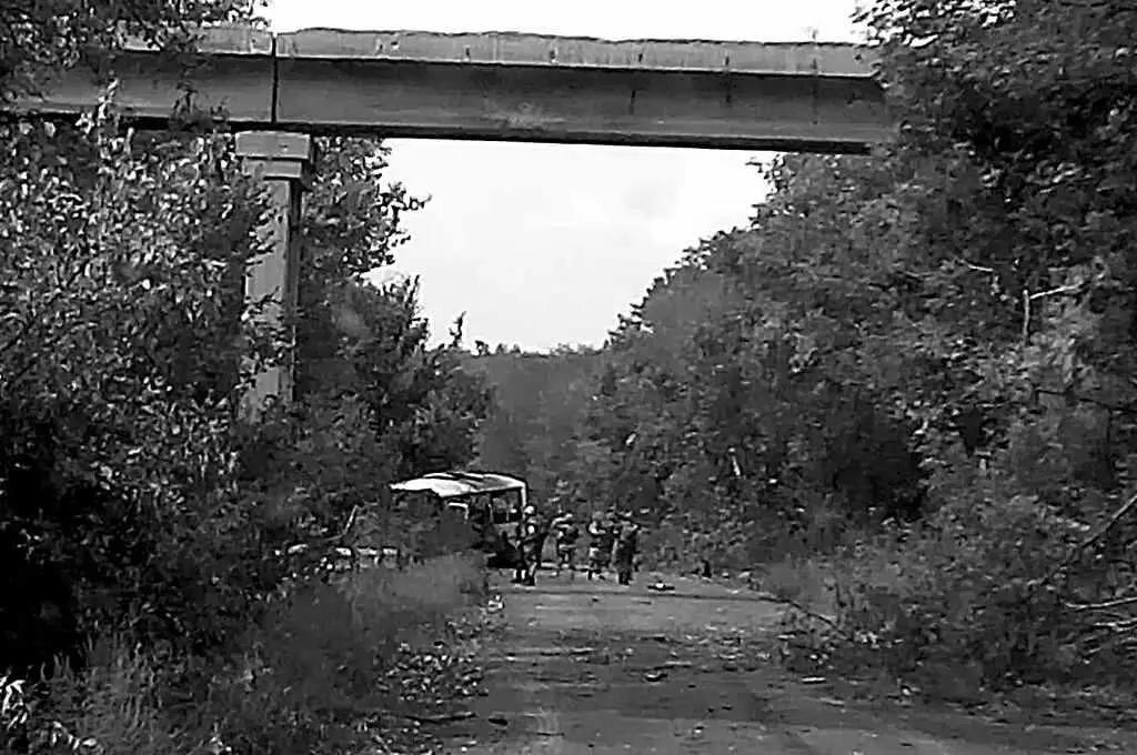 Мост над дорогой в Иловайск На этом месте 10 августа 2014 года бойцы батальона - фото 9