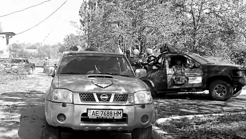 Транспорт бойцов батальонов Днепр1 и Донбасс у железнодорожного депо - фото 28