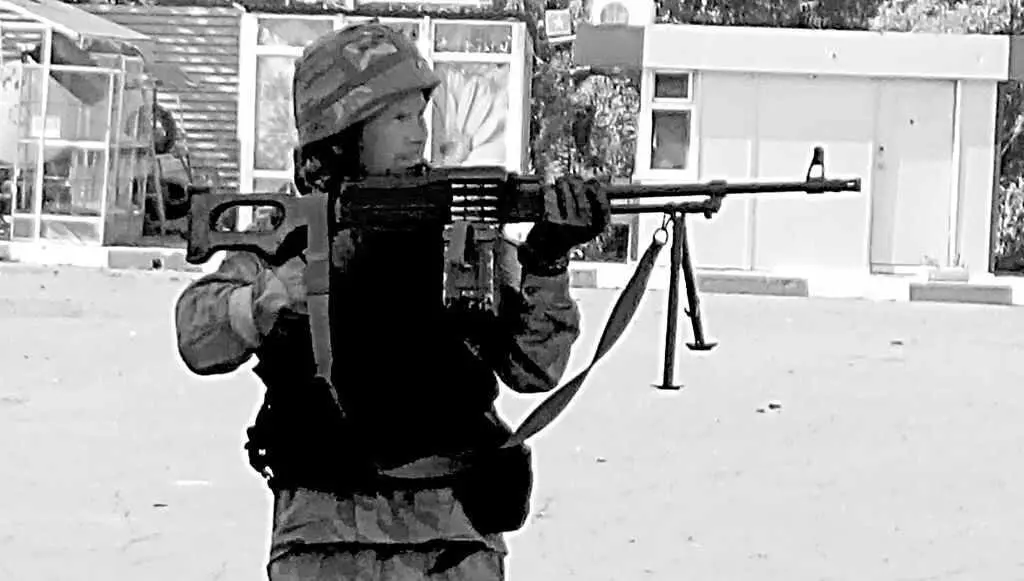 Боец батальона Донбасс в районе автозаправочной станции города Иловайска С - фото 40