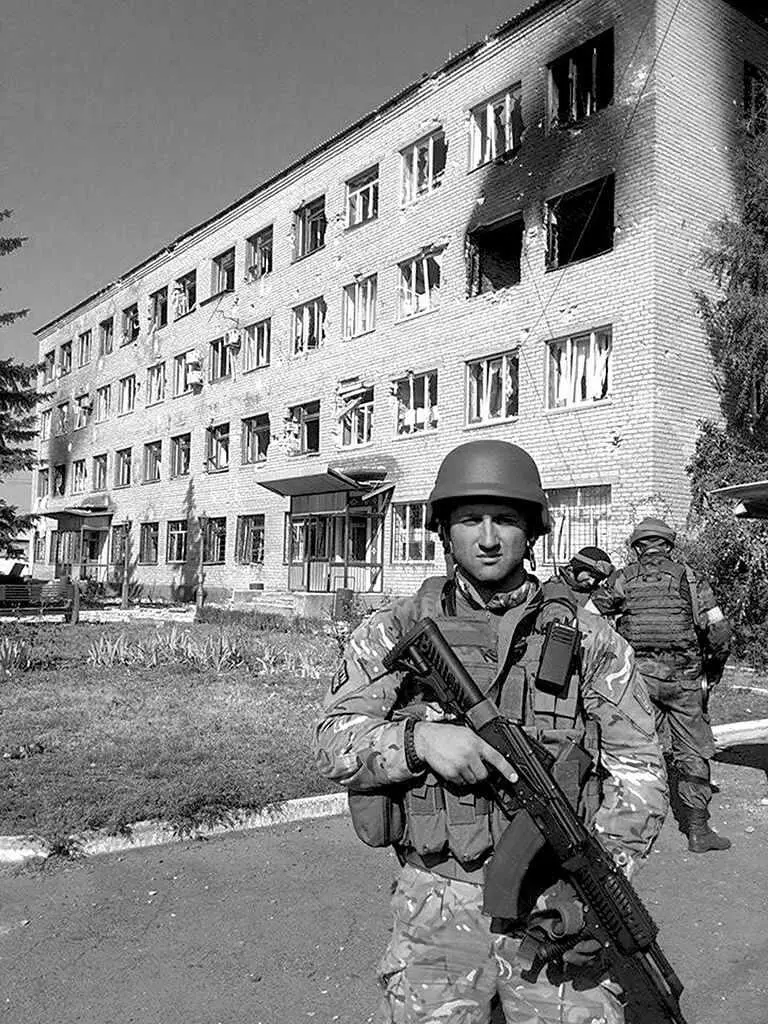Николай Криворотько Спартак перед четырехэтажкой основной базой боевиков - фото 41