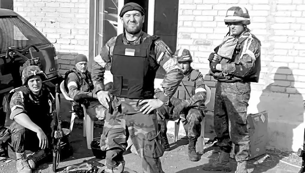 Греемся на солнышке На переднем плане Александр Лебедь Генерал в бандане - фото 49