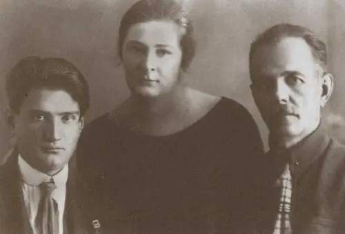 Курчатов с женой и отцом Ленинград 1927 г Мария Синельникова Ленинград - фото 17