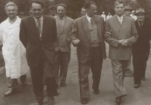 Визит члена Президиума ЦК КПСС М А Суслова в институт к Курчатову 1956 г - фото 42