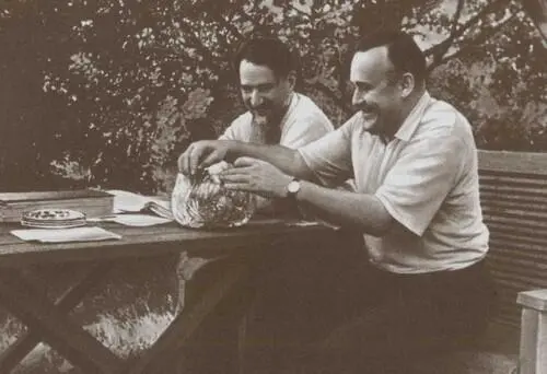 Вот и вишня поспела С П Королев в гостях у Курчатова Июль 1959 г С - фото 49