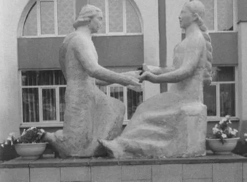 Памятник святым Петру и Февронии Союз любви мудрый брак перед зданием - фото 25