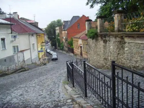Это вот старый центр Ужгорода поственгерский и четвертая четверть Я стоял - фото 27