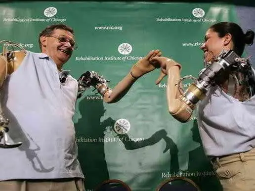 Джесс Салливан и Клаудия Митчелл держатся за руки Поразительно бионическими - фото 81