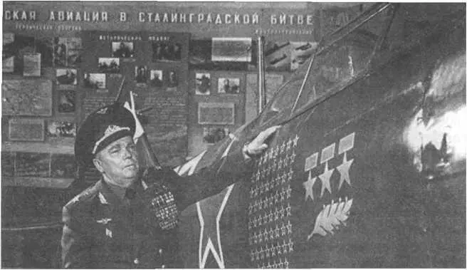 Трижды Герой Советского Союза Иван Никитович Кожедуб в музее авиации в Монино у - фото 75