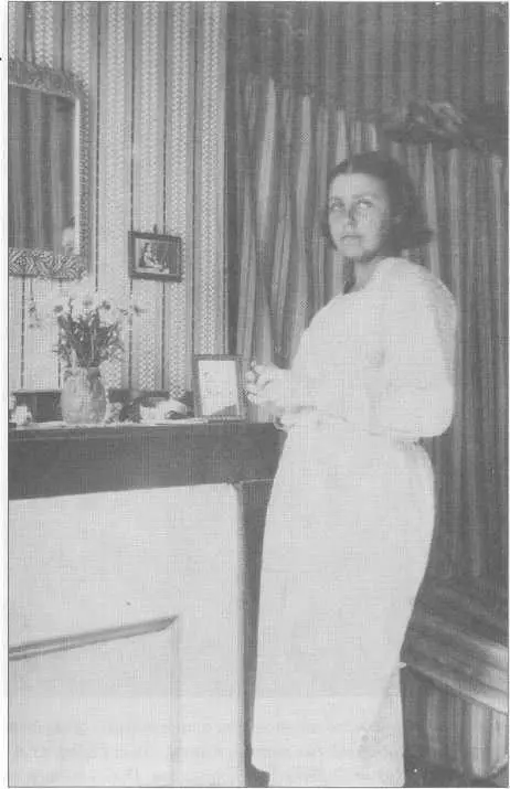 Ирина Кнорринг у камина Париж 1930е годы Архив СофиевыхКноррингов - фото 2
