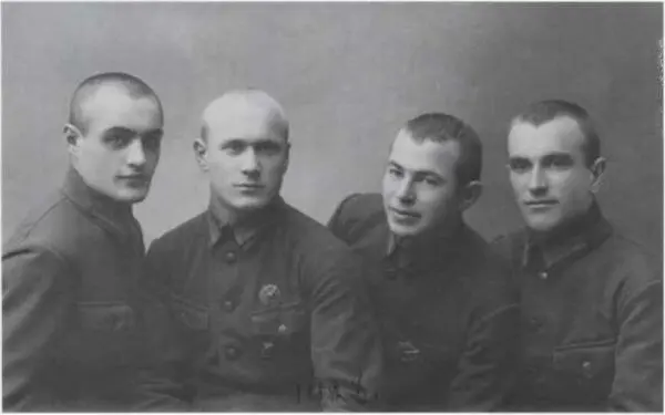 С сослуживцами по пехотной школе РККА Ленинград 1928 год Молодежь крепи - фото 11