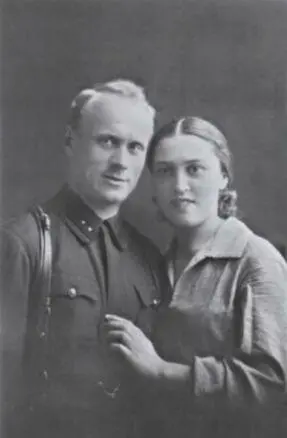 Молодожены 1932 год Командир топографической батареи 1933 год С женой - фото 15