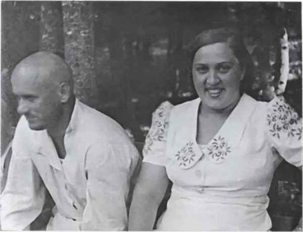 С женой Верой Ивановной 1930е годы Удостоверение шофералюбителя 1938 - фото 17