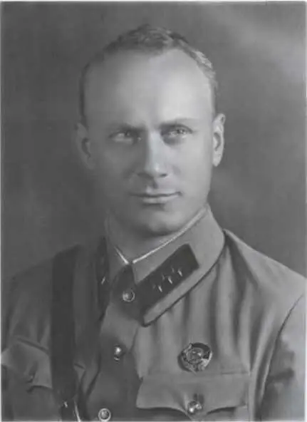 Нарком внутренних дел Украинской ССР комиссар ГБ 3го ранга 1940 год И - фото 22