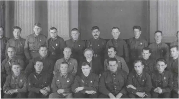 Среди других награжденных вместе с М И Калининым 20 декабря 1942 года На - фото 29