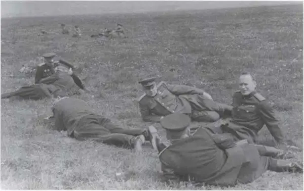 На взлетном поле в ожидании самолета 7 мая 1945 года С женой сыном - фото 30