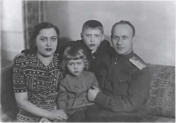 С женой сыном Владимиром и дочерью Светланой Москва 1945 год И А Серов - фото 31