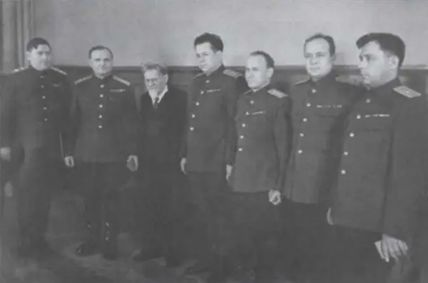 М И Калинин среди награжденных Слева от И А Серова его будущий начальник - фото 36