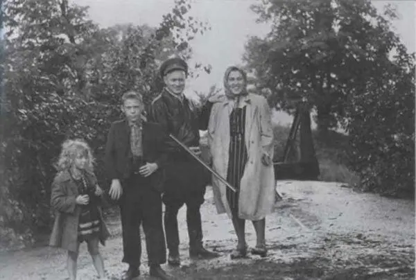 Семья приехала на побывку в Германию Берлин весна 1946 года С Н С - фото 52