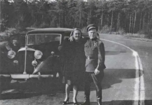 Семья приехала на побывку в Германию Берлин весна 1946 года С Н С - фото 53
