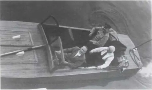 И А Серов за штурвалом катера с Н С Хрущевым на борту Германия май 1946 - фото 57